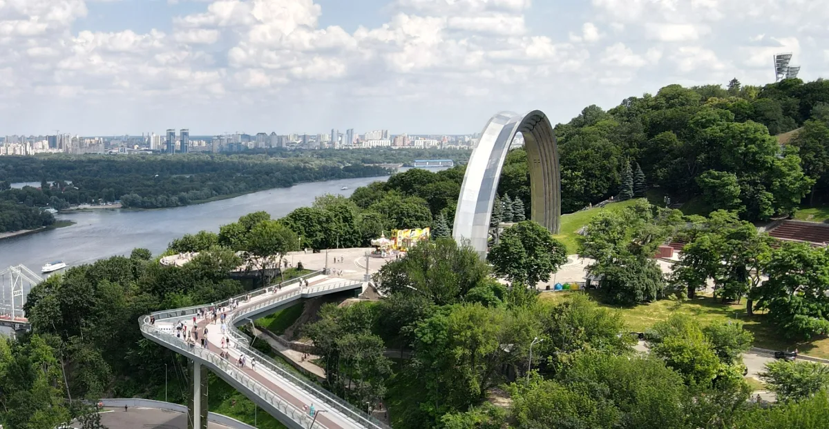 Міст і арка в парку над рікою.