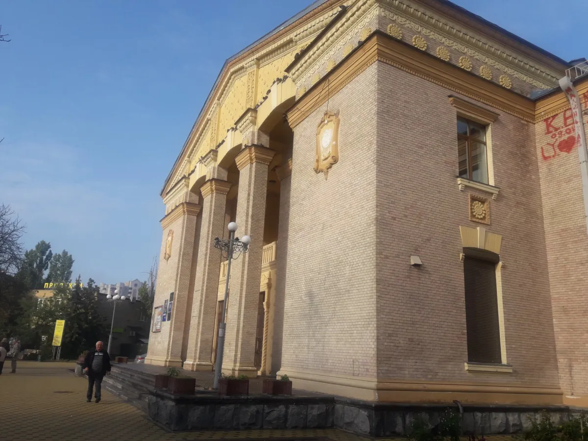Будівля з колонами на сонячному дні
