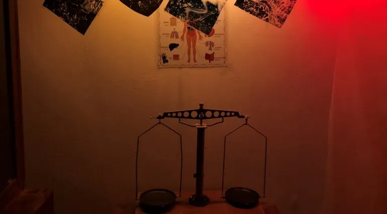 Старовинні ваги під плакатом анатомії