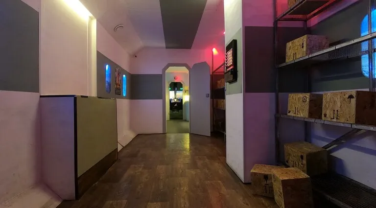 Інтер'єр приміщення з дерев'яною підлогою та полицями