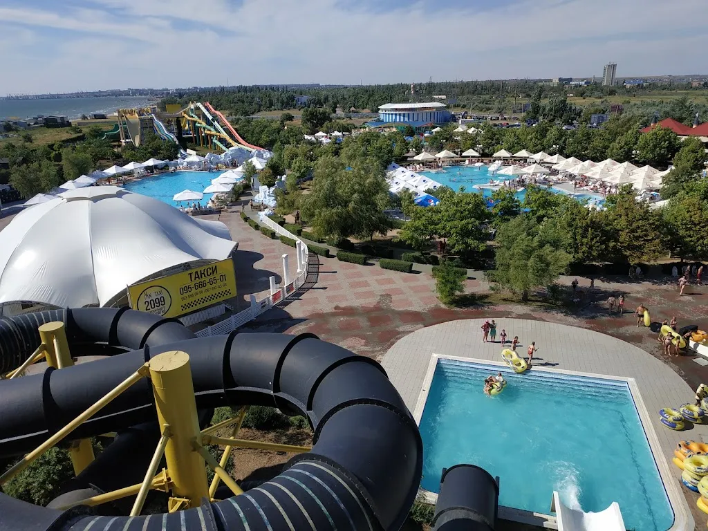 Аквапарк з басейнами і водними гірками