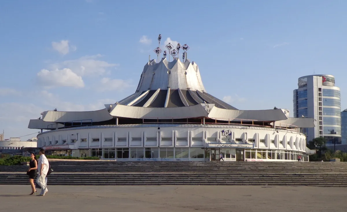 Будівля цирку з куполом