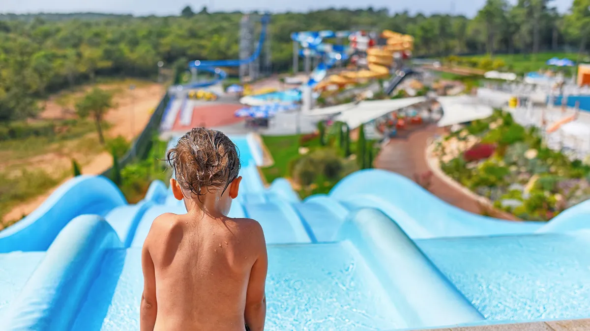 Дитина на водній гірці в аквапарку