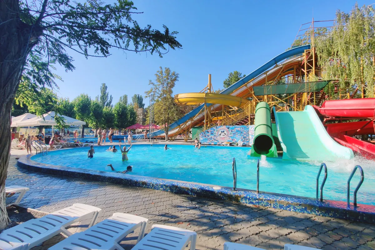 Аквапарк з басейном і водними гірками.