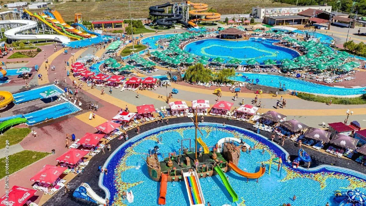 Аквапарк з басейнами та гірками