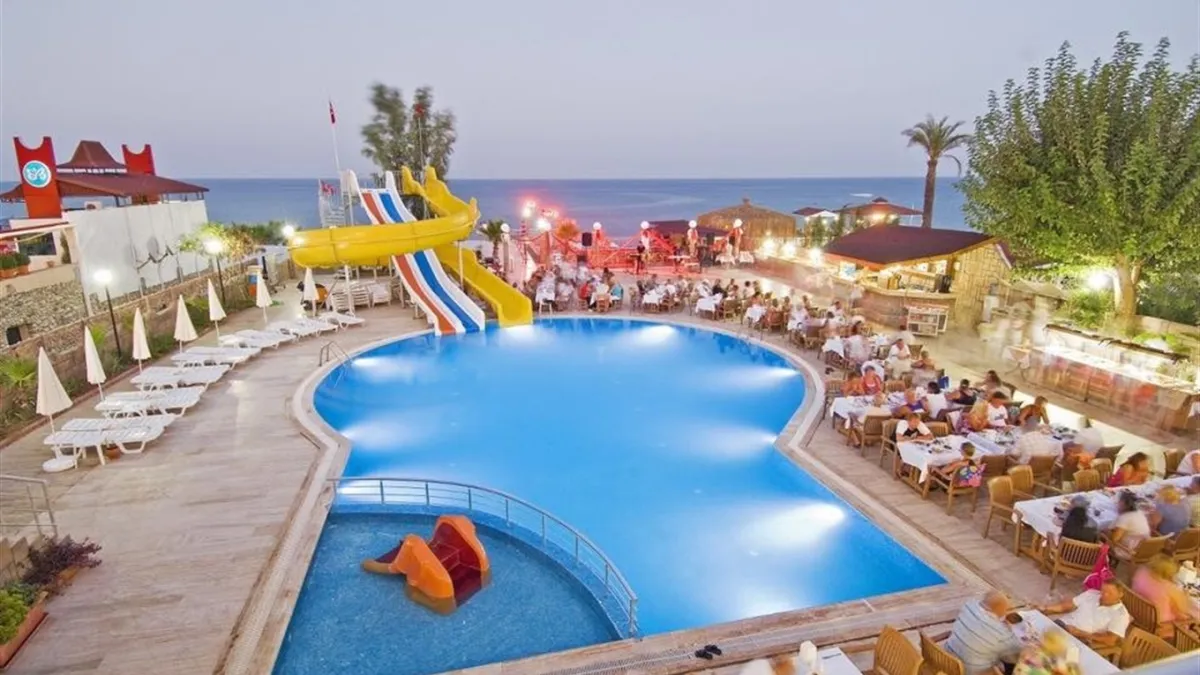 Басейн з водними гірками біля моря.