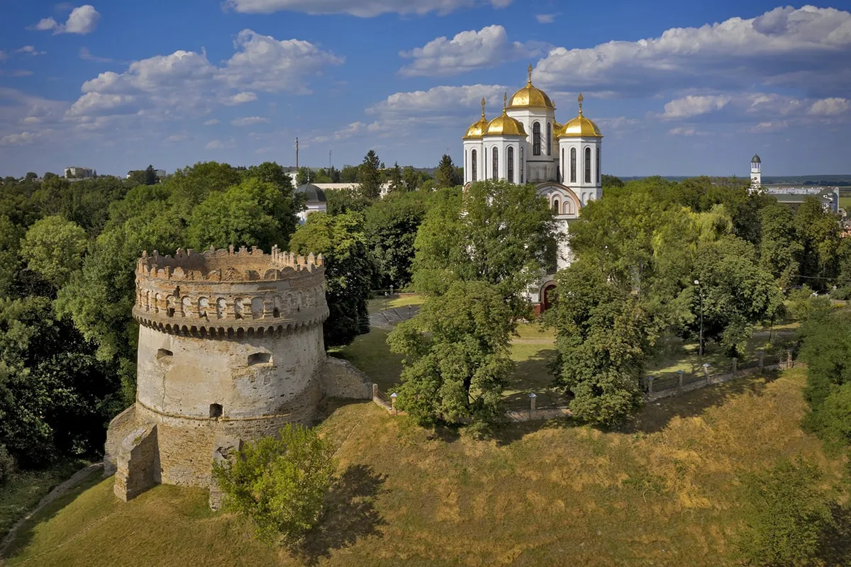 Старовинна башта і церква з золотими куполами