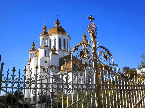 Церква за кованими воротами