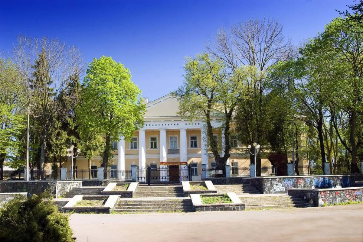 Будівля з колонами серед дерев