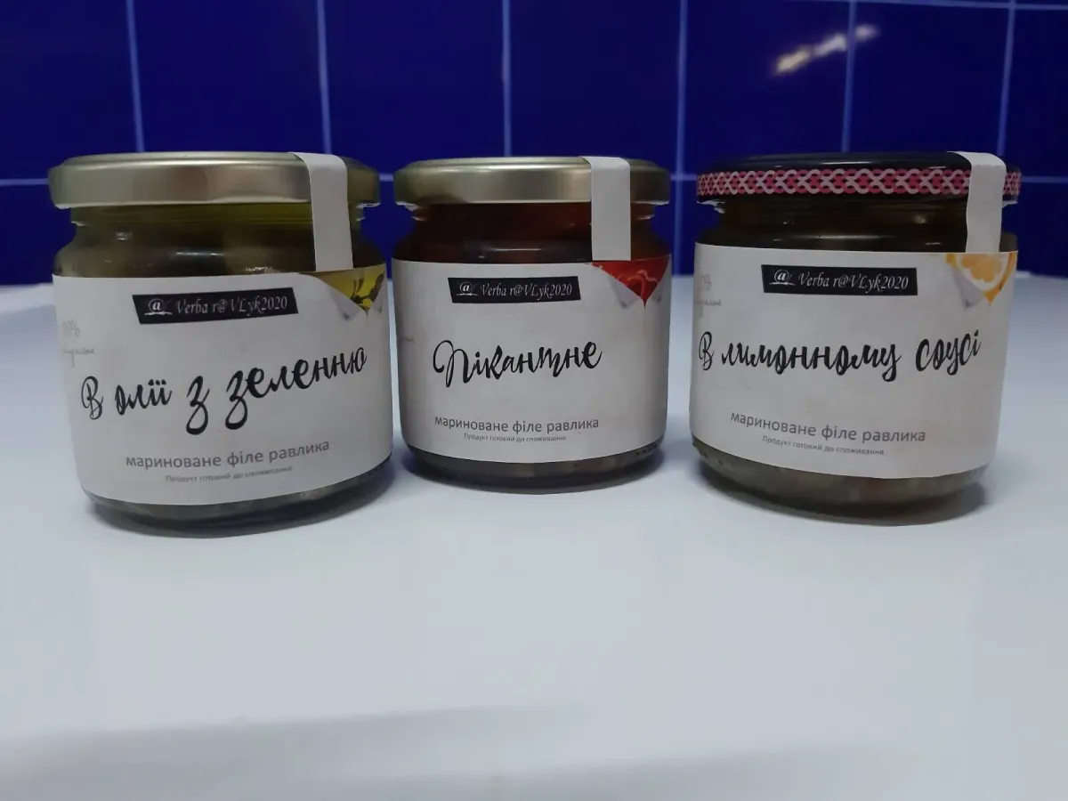 Три банки маринованого філе равлика.