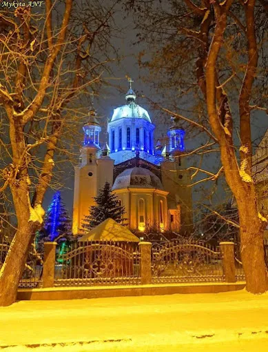 Церква вночі з підсвіткою