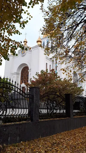 Церква з золотими куполами восени