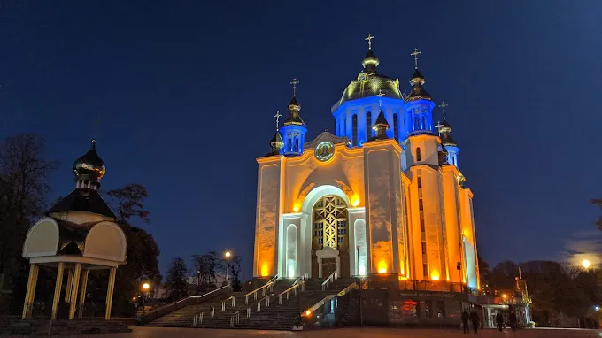 Освітлена церква вночі