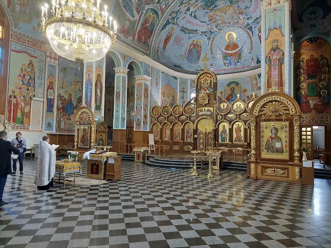 Інтер'єр православної церкви з іконами