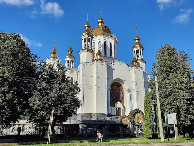 Церква з золотими куполами на тлі синього неба