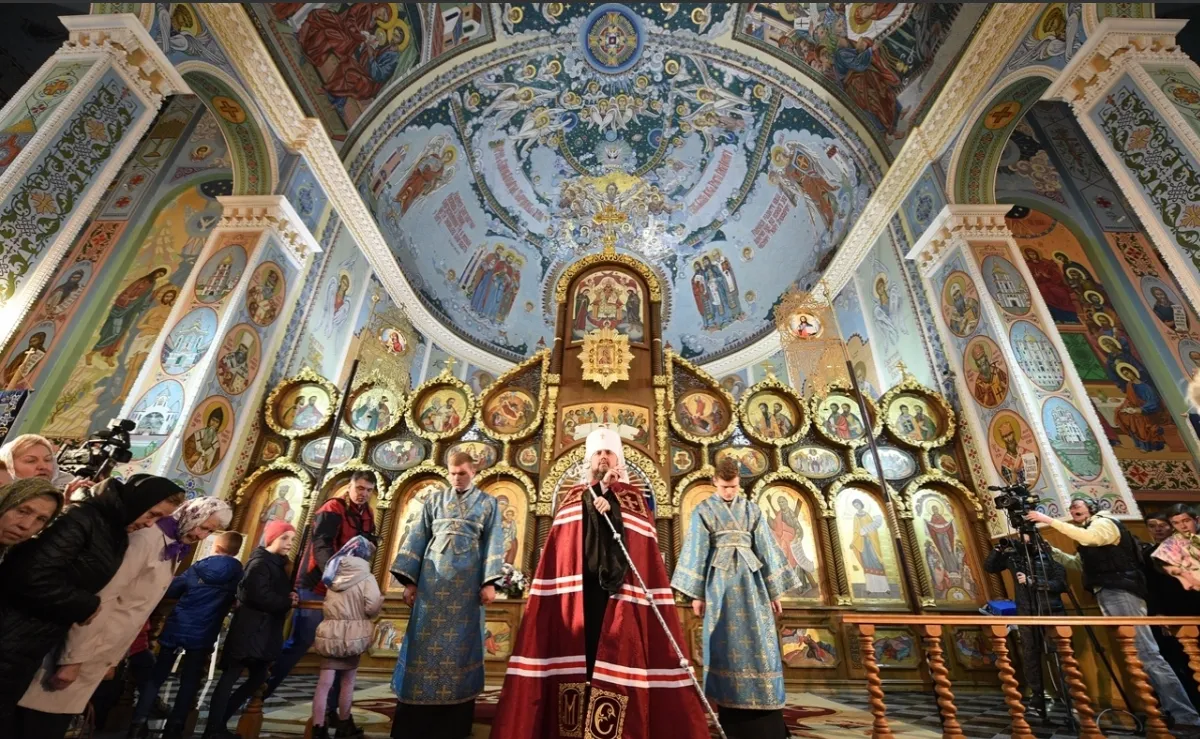 Церковна служба з іконостасом
