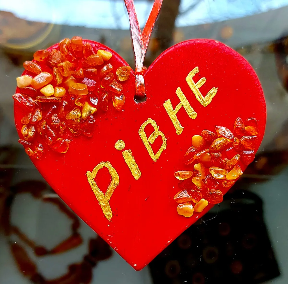 Червоне серце з бурштином і написом 'РІВНЕ'.