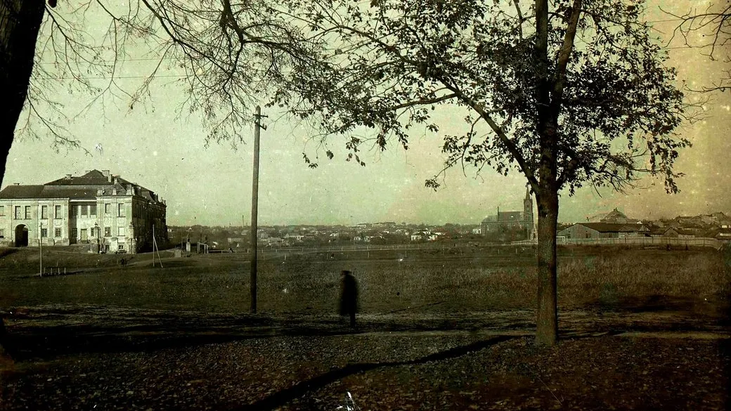 Стара фотографія з будівлею та деревами