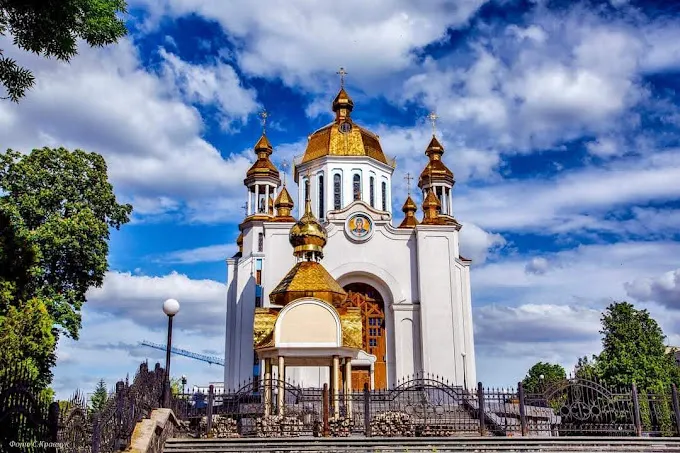 Церква з золотими куполами на фоні неба