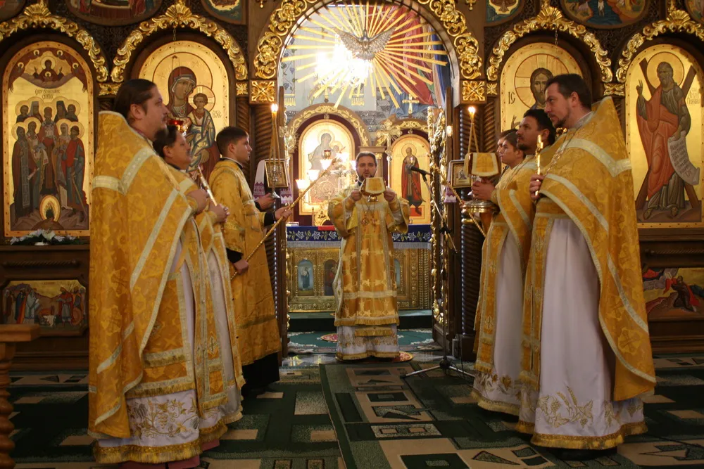 Священики в церкві під час служби