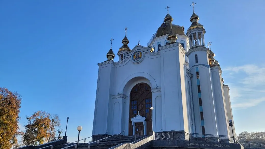 Церква з куполами на фоні ясного неба
