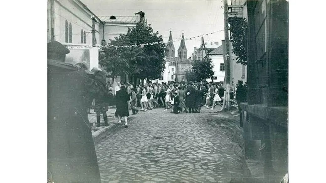 Чорно-біле фото людей на вулиці