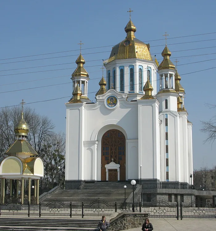 Біла церква з золотими куполами