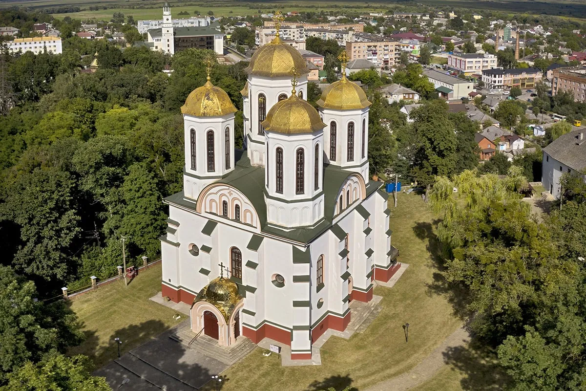 Вид на церкву з золотими куполами
