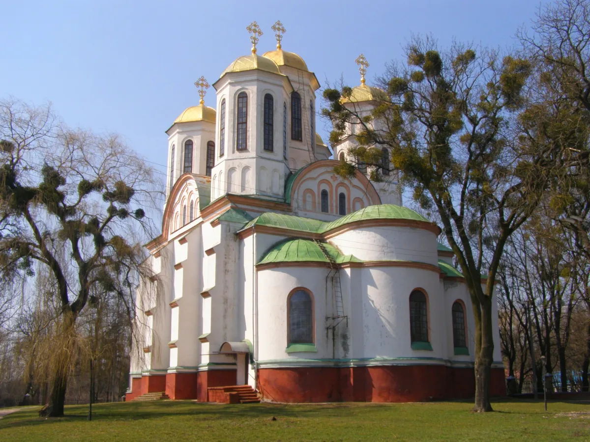 Старовинна церква з золотими куполами