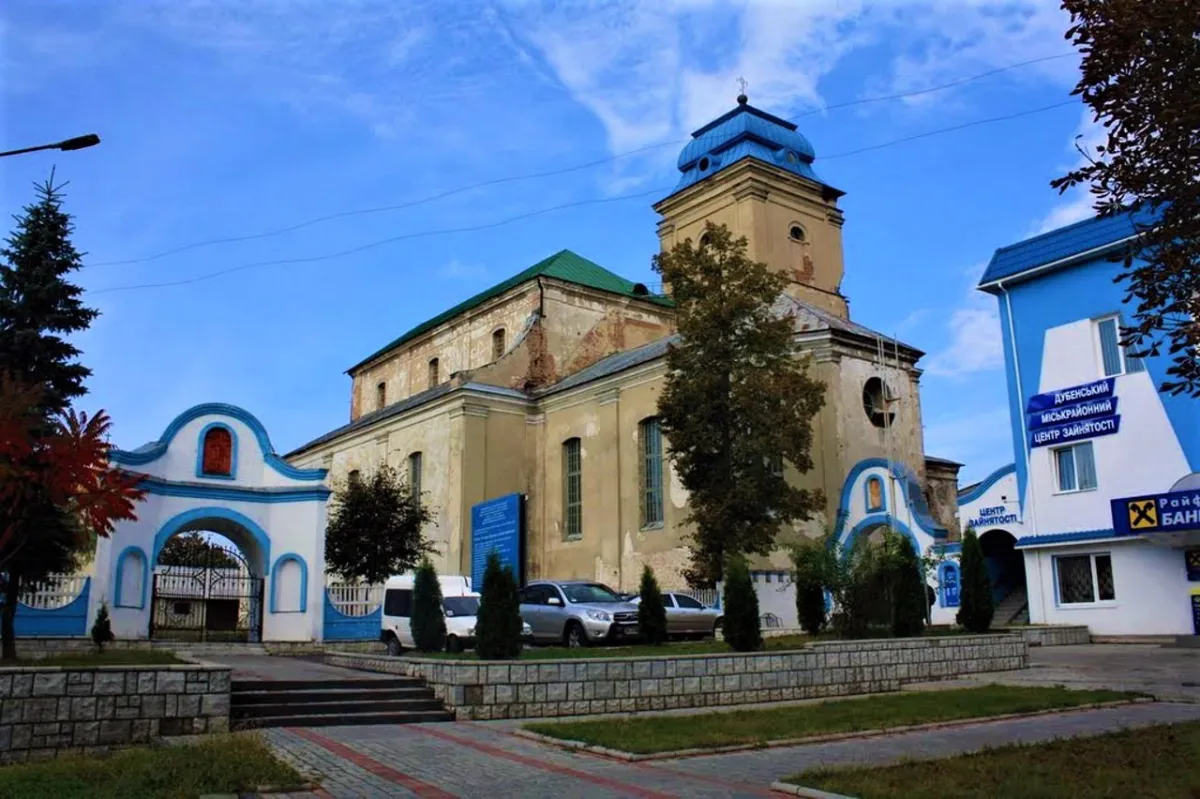 Церква з синім дахом і архітектурними деталями