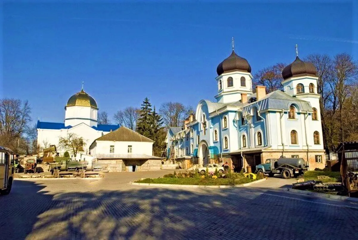 Монастирський комплекс з куполами