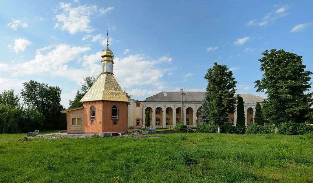 Церква з золотим куполом на тлі будівлі