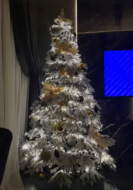 Святкова новорічна ялинка в інтер'єрі котеджу комплексу відпочинку Black Hills біля Рівного.