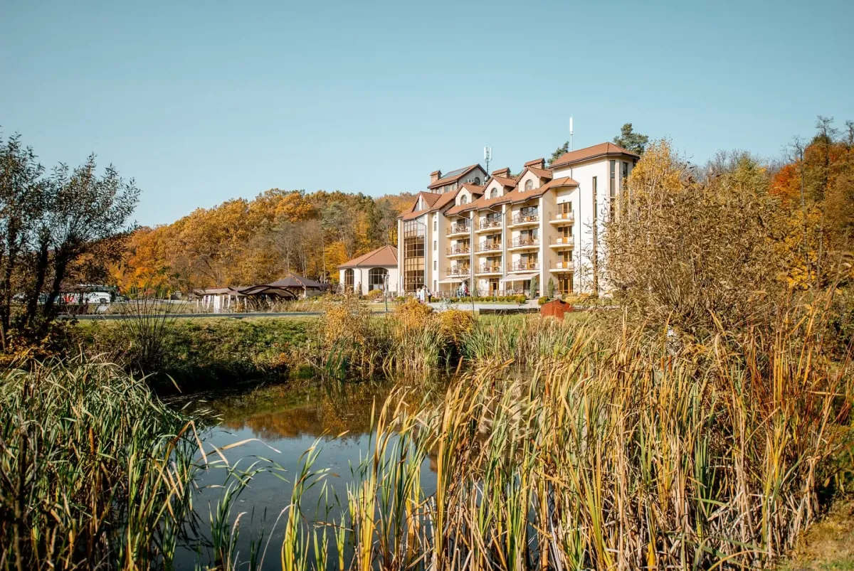 Готельний корпус заміського SPA-комплексу Бухта Вікінгів біля озера в оточенні лісу
