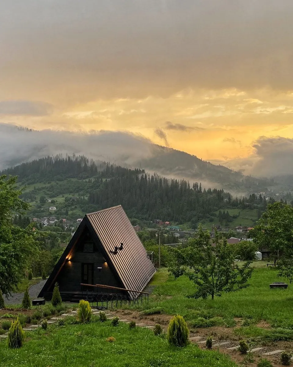 Котедж Мірадор A-frame на горі Погар у Славському на заході сонця