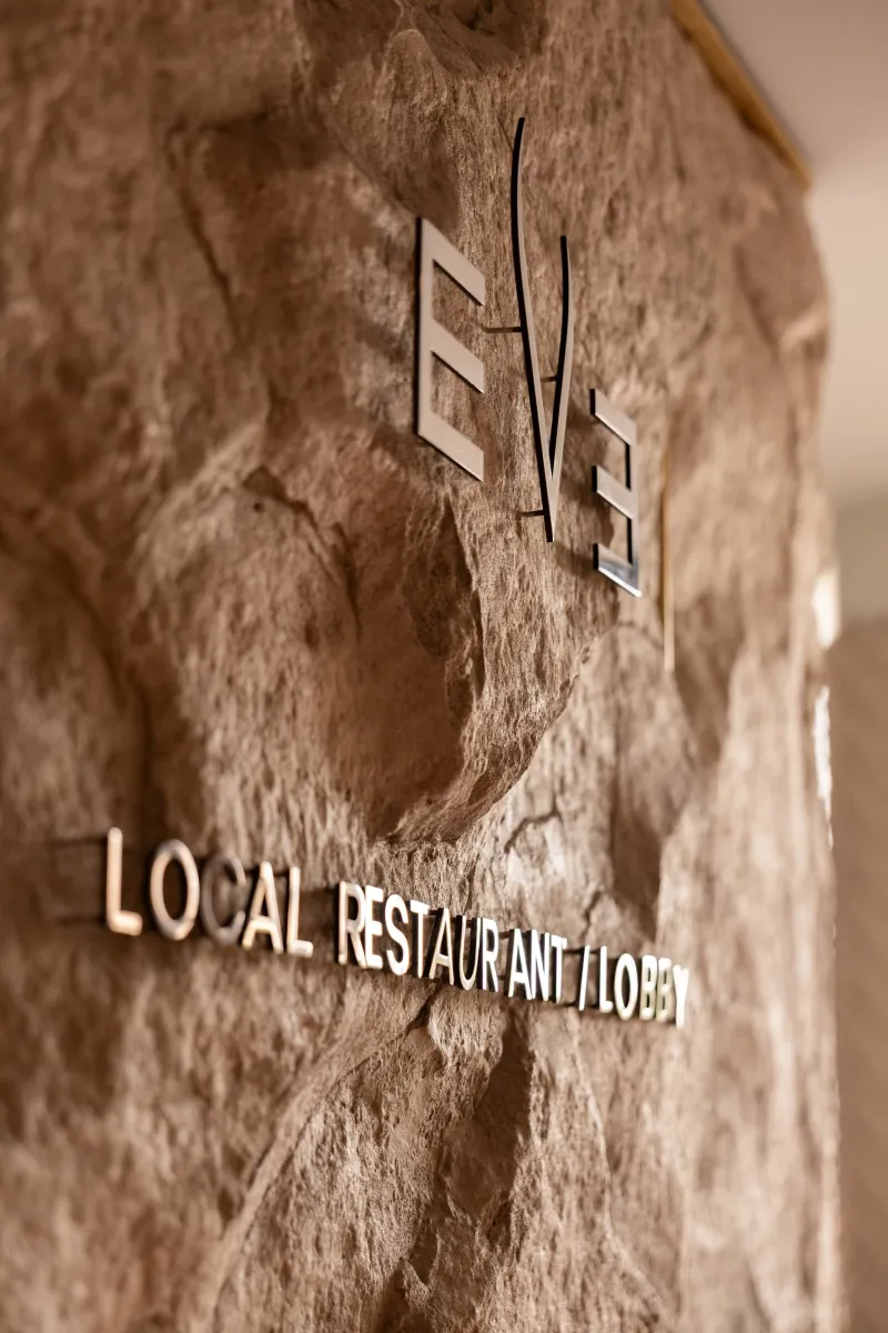 Напис на стіні з текстом 'LOCAL RESTAURANT LOBBY'