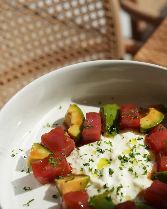 Салат з томатами, авокадо та буратою на тарілці в City Pizza Bistro «Любов і Люди», Рівне