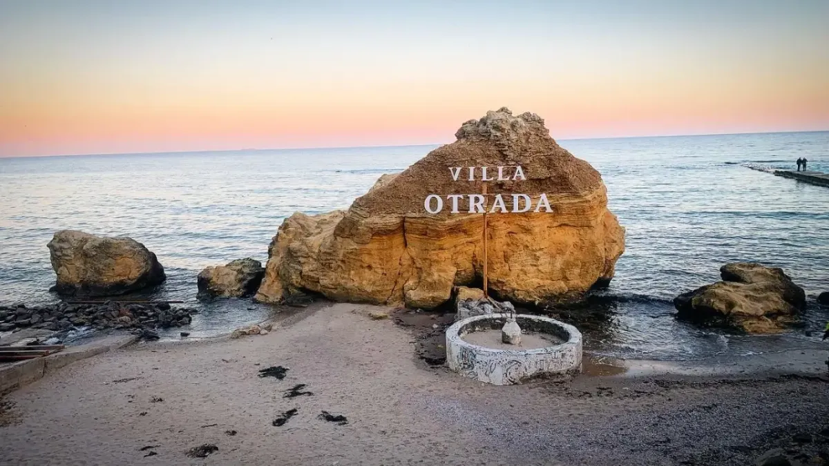 Знаменитий камінь з написом Villa Otrada на узбережжі Чорного моря — фотолокація для відпочинку на пляжі Отрада в Одесі