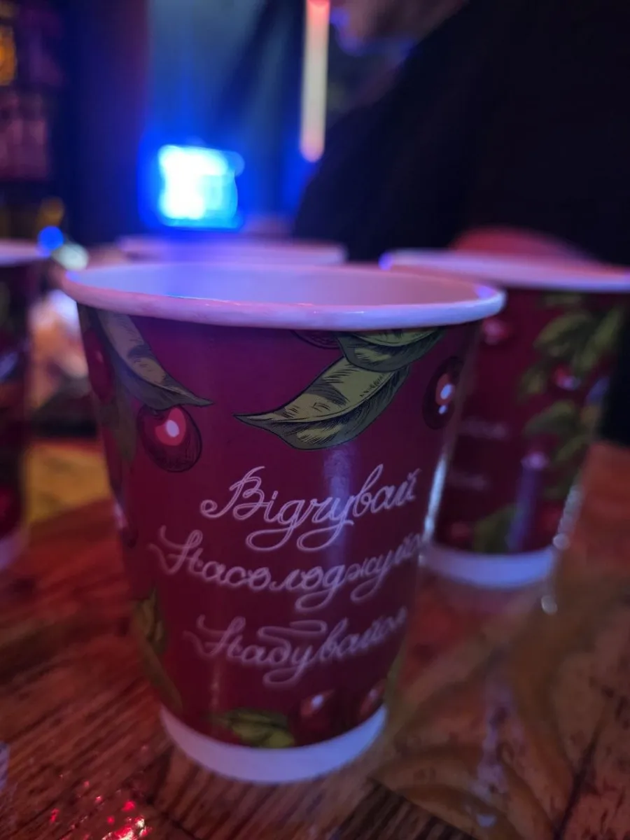 Фірмові склянки П'яної Вишні з вишневим принтом та написом «Відчувай, насолоджуйся, надихайся» — Рівне