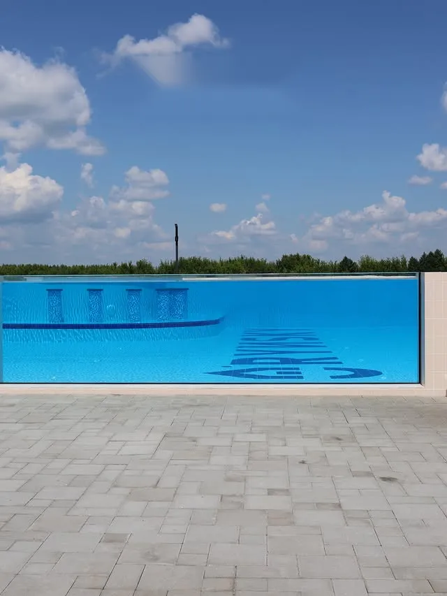 Панорамний басейн під відкритим небом у готелі Горинський на Рівненщині — заміський відпочинок з басейном
