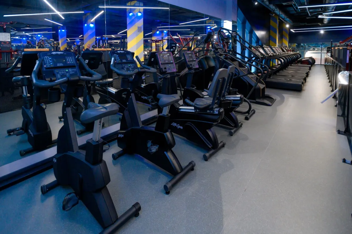 Кардіозона тренажерного залу Sport Life Рівне — бігові доріжки та велотренажери для тренувань і активного відпочинку