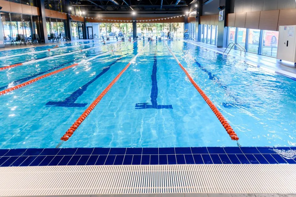 Спортивний плавальний басейн Sport Life Рівне на 25 метрів з доріжками для плавання та аквааеробіки