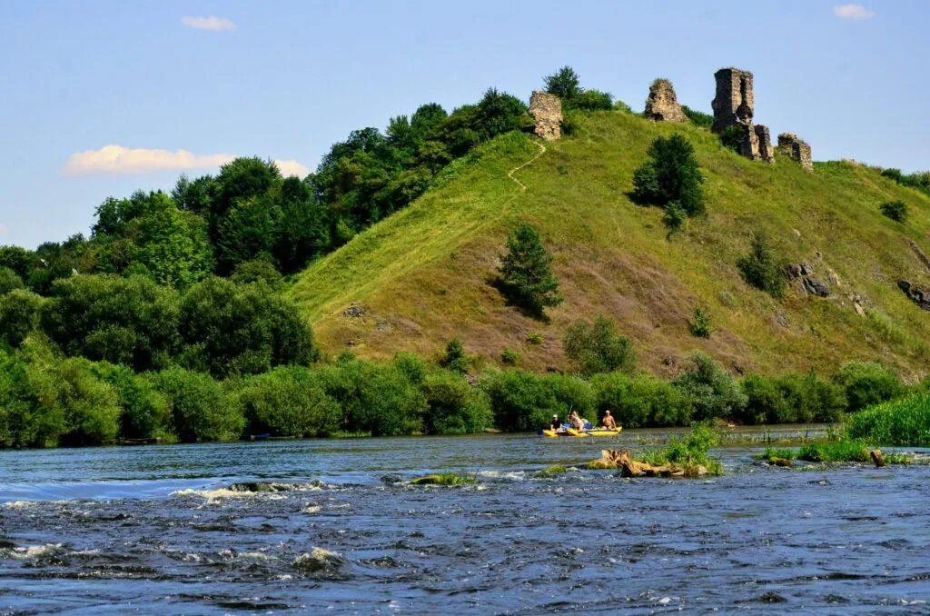 Руїни середньовічного Губківського замку на скелі в Соколиних горах над річкою Случ, село Губків.