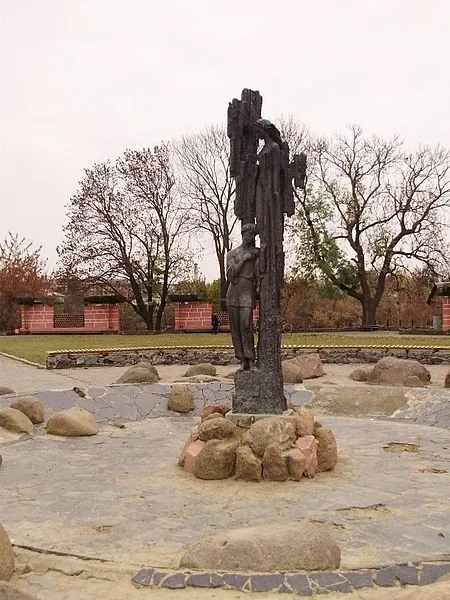 Новоград-Волинський пам'ятник Лесі Українки, скульптура в парку, історичні пам’ятки