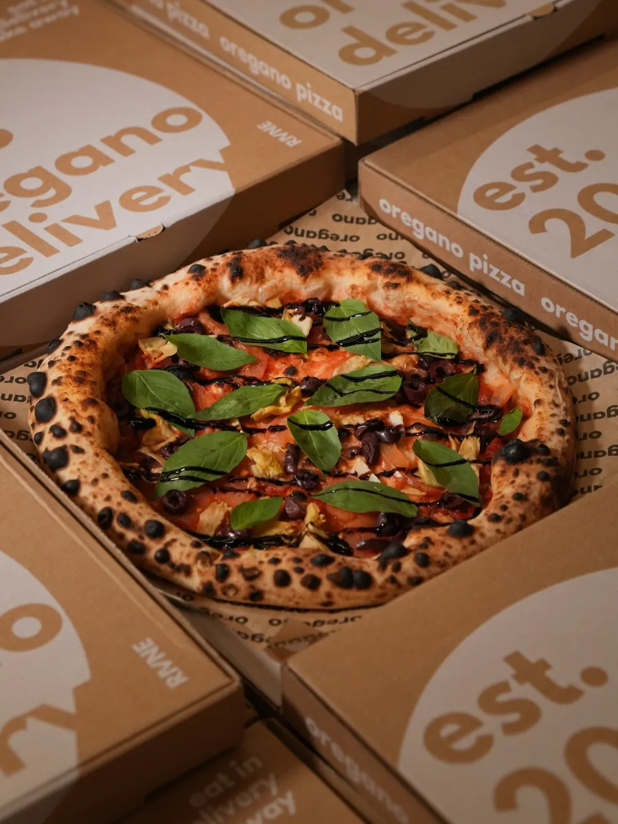 Готова італійська піца з зеленню в коробках Oregano Delivery