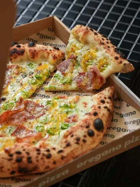 Апетитні шматочки свіжої піци на заквасці Oregano Delivery
