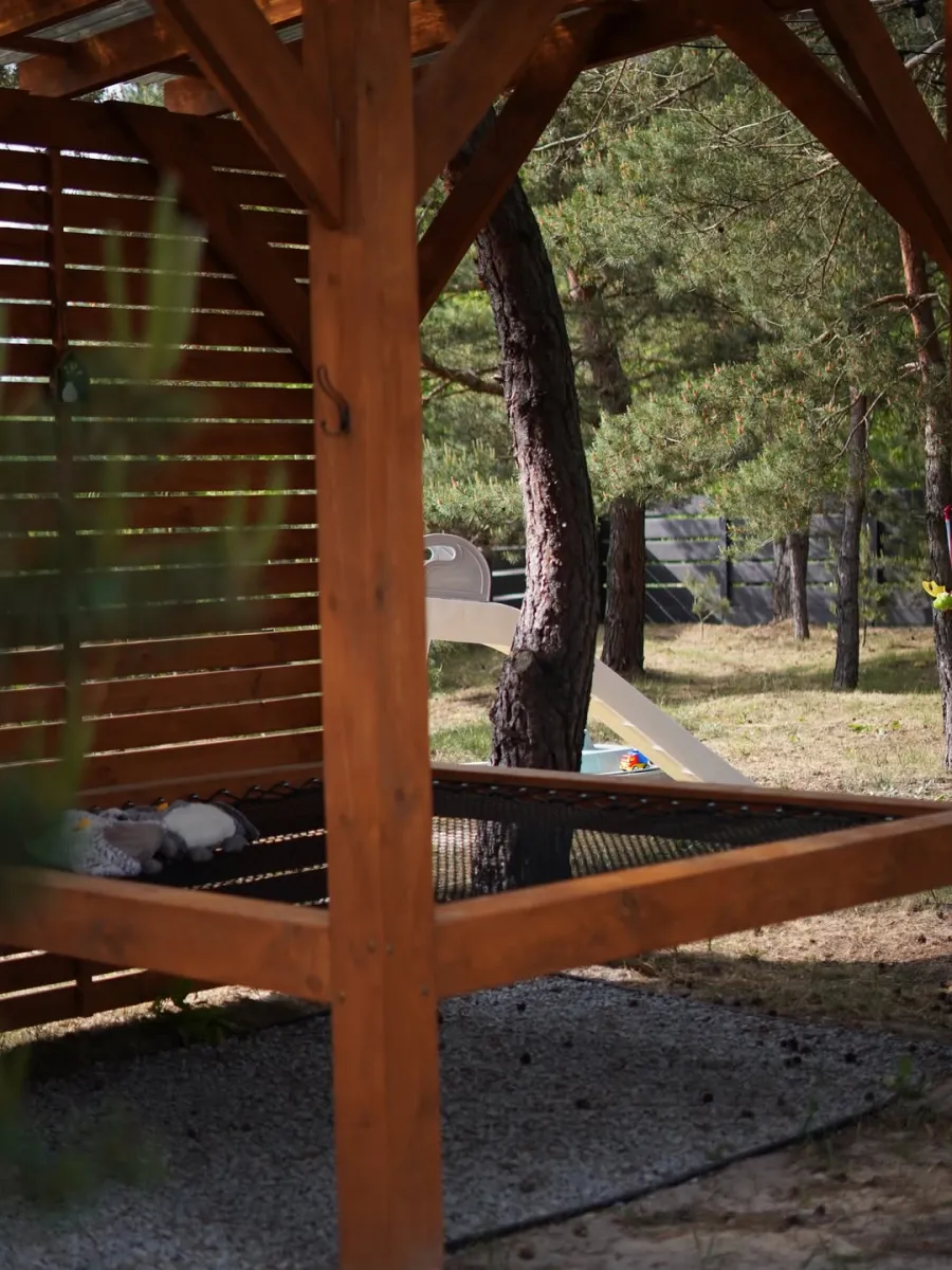 Дерев'яна альтанка з гамаком та дитячою гіркою на подвір'ї Soyka House.
