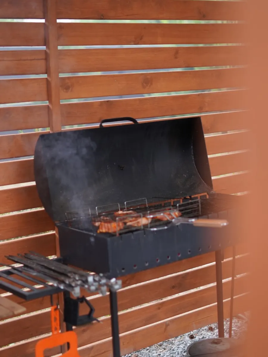 Мангал із приготуванням м'яса на решітці в BBQ-зоні комплексу Soyka House.