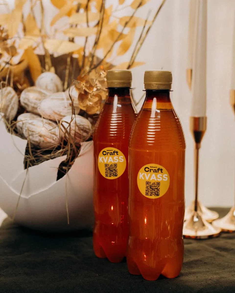 Брендовані пляшки Craft Kvass з QR-кодом від Craft Pizza & Coffee у Рівному