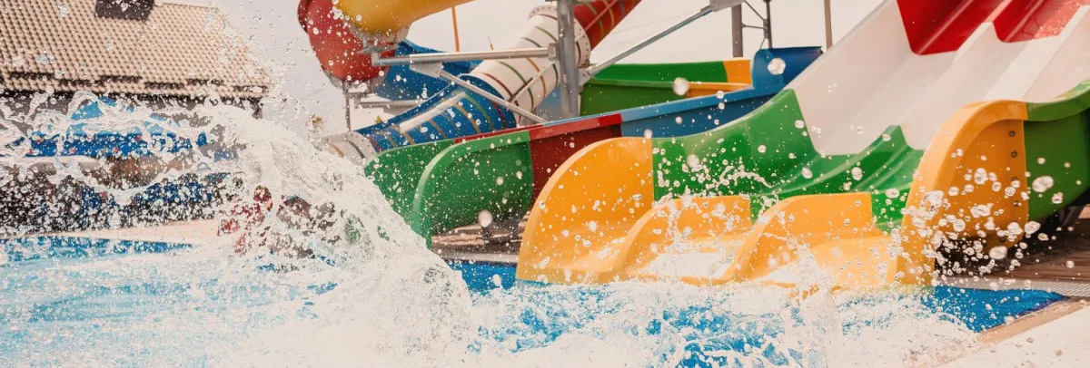 Яскраві водні гірки з бризками води у дитячій аква-зоні Sofiya Aqua Club.